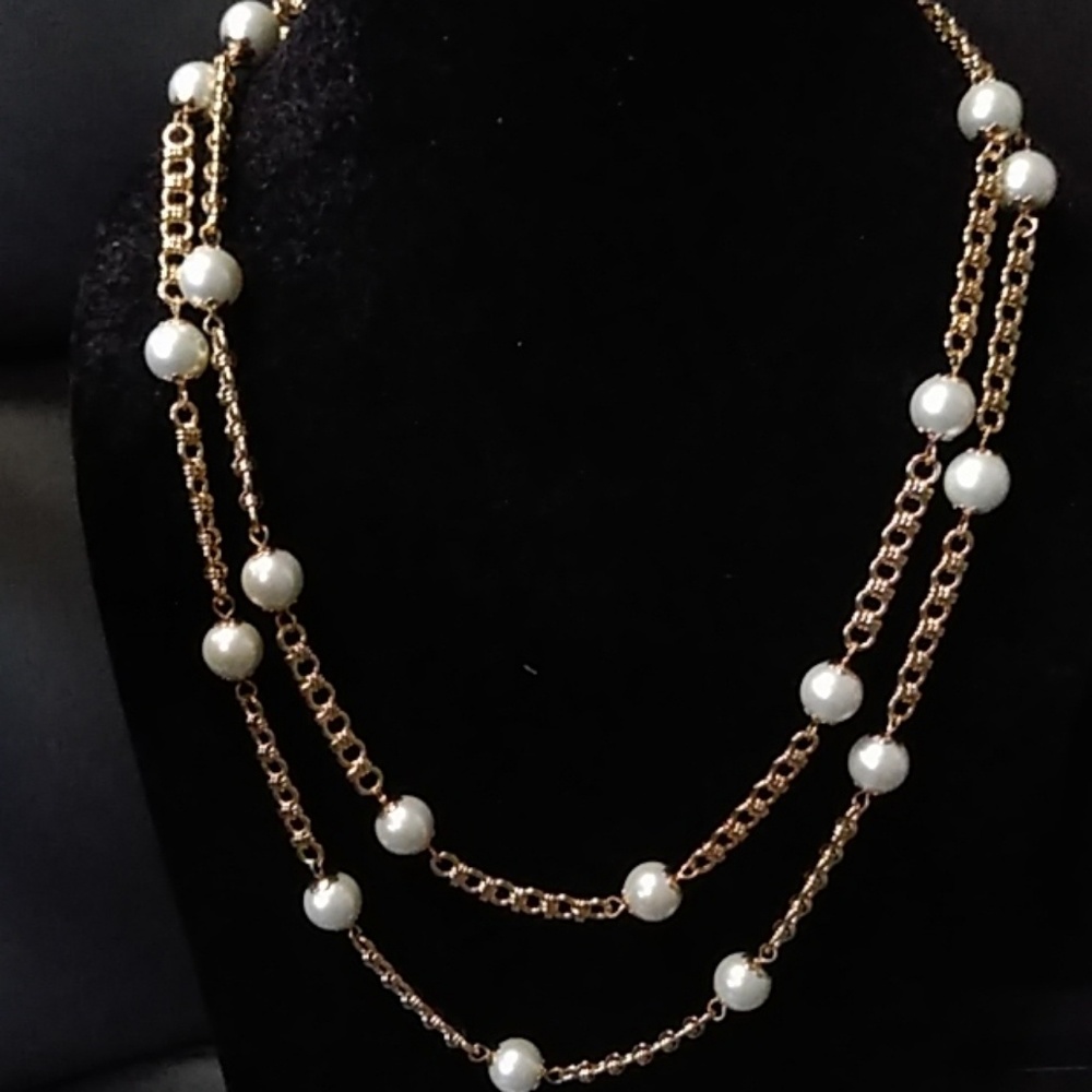 Gold tone/pearl necklace